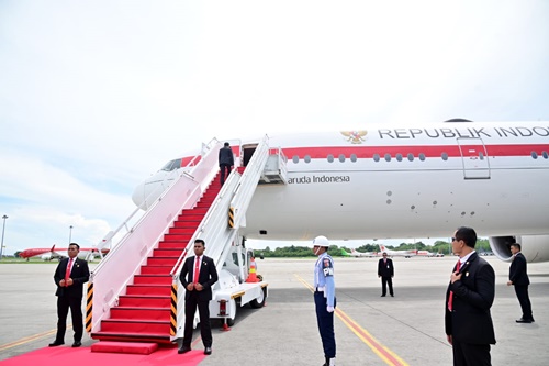 Presiden Jokowi dari Bandara Kualanamu, Sumut, 20 Agustus 2023, melakukan perjalanan lawatan ke benua Afrika dan akan menghadiri KTT BRICS di Afrika Selatan. Foto: BPMI Setpres/Muchlis Jr.