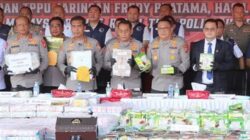 Kabareskrim Polri Komjen Wahyu Widada menunjukkan barang bukti narkoba yang disita dari jaringan Fredy Pratama yang disebut gembong narkoba terbesar di Indonesia. Foto Instagram Divisi Humas Polri.
