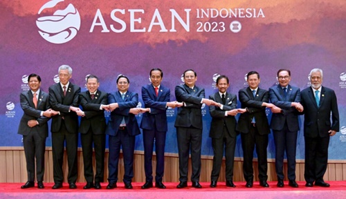Presiden Jokowi bersama pemimpin ASEAN pada KTT ASEAN ke-43 yang digelar di Jakarta Convention Center (JCC), Jakarta, pada Selasa, 5 September 2023. Foto: BPMI Setpres/Muchlis Jr.
