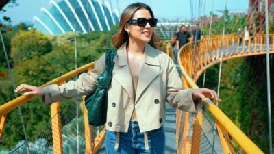 Penyanyi Raisa saat menikmati destinasi wisata Singapura. Foto istimewa.