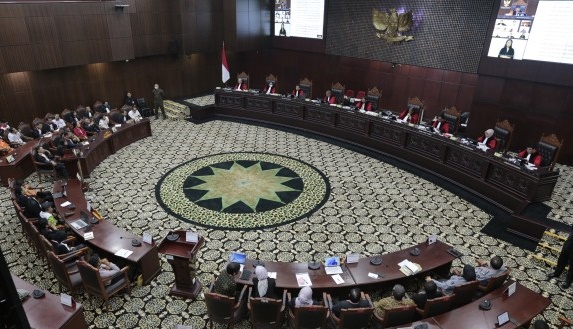 Sidang pengucapan putusan pengujian Undang-Undang Nomor 6 Tahun 2023 tentang Perppu Cipta Kerja di Ruang Sidang Mahkamaah Konstitusi pada Senin, 2 Oktober 2023. Foto Humas/Ifa.