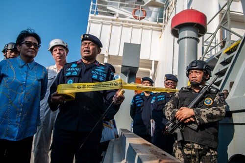 Dirjen PSDKP Adin Nurawaluddin di atas kapal MV Vox Maxima yang diperkerjakan PT HLS untuk melakukan pengerukan pasir laut di perairan Pulau Tunda. Foto kkp.go.id.