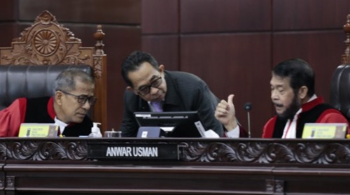 Ketua MK Anwar Usman bersama Wakil Ketua MK Saldi Isra dan Panitera MK Muhidin saat Sidang pengucapan putusan uji materiil batas usia minimal capres-cawapres, Senin, 16 Oktober 2023, di ruang sidang MK. Foto Humas/Ifa.