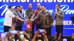 Presiden Jokowi bersama Ketua DKPP, Ketua KPU, Ketua Bawaslu dan sejumlah menteri di acara pembukaan Rakornas Penyelenggara Pemilu 2024. Foto DKPP.