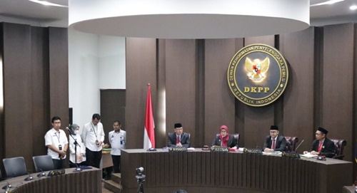 DKPP memutuskan sanksi pemberhentian Muhammad Agil Akbar dari jabatan Ketua dan anggota Bawaslu Kota Surabaya. Foto ilustrasi/dkpp.go.id.
