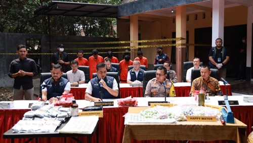 Konferensi pers Kabareskrim Komjen Wahyu Widada pengungkapan peredaran narkoba happy water dan keripik pisang. Foto humas.polri.go.id.