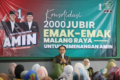 Sekjen DPP PKB M Hasanudin Wahid mengukuhkan dua ribu emak-emak di Malang Raya jadi Jubir AMIN. Foto pkb.id.