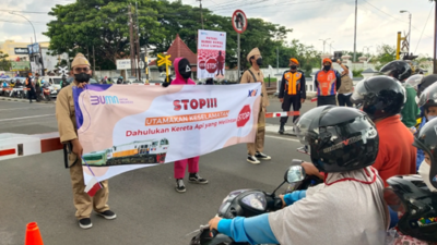 Sosialisasi tentang kehati-hatian menyeberang perlintasan sebidang. Foto Dok. KAI.