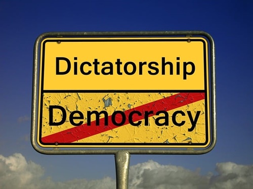 Ilustrasi kemunduran demokrasi. Foto geralt/pixabay.com.