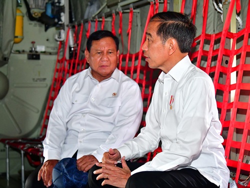 Menhan Prabowo Subianto dan Presiden Jokowi di dalam pesawat Super Hercules, 24 Januari 2024. Foto Dok. BPMI Setpres.