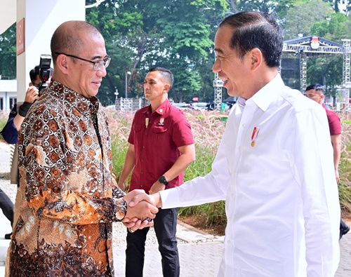 Ketua KPU Hasyim Asy'ari dan Presiden Jokowi. Foto BPMI Setpres.