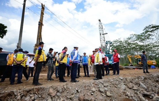 Menteri PUPR Basuki Hadi Muljono meninjau jalan tol Jogja-Solo. Foto Dok. Kementerian PUPR.