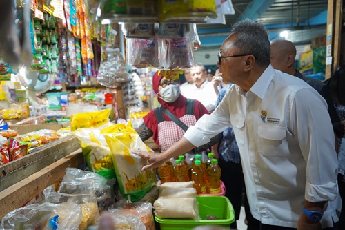 Mendag Zulkifli Hasan memantau harga beras di Pasar Bulu Semarang, 20 Februari 2024.