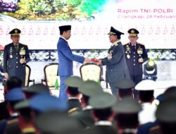 Jokowi Beri Prabowo Pangkat Jenderal TNI Bintang Empat