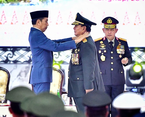 Presiden Jokowi beri Prabowo Subianto pangkat Jenderal TNI Kehormatan. Foto Dok. BPMI Setpres.