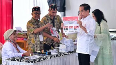Presiden Jokowi dan Iriana di TPS 10 Gambir, Jakarta, 14 Februari 2024. Foto Dok. BPMI Setpres.