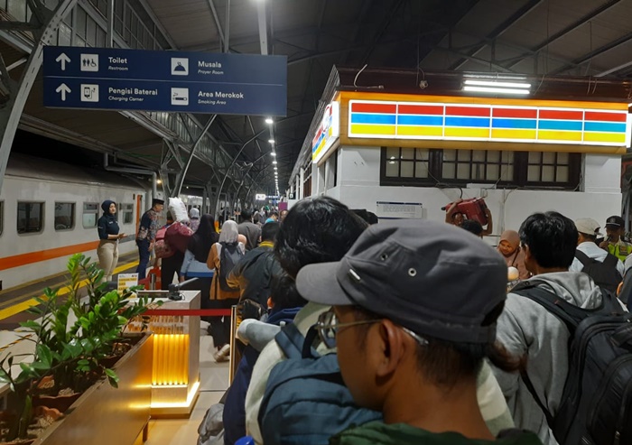 Arus mudik Lebaran 2024 di Stasiun Kereta Pasar Senen, Jakarta Pusat pada Jumat malam, 29 Maret 2024. Foto Rienews.com.