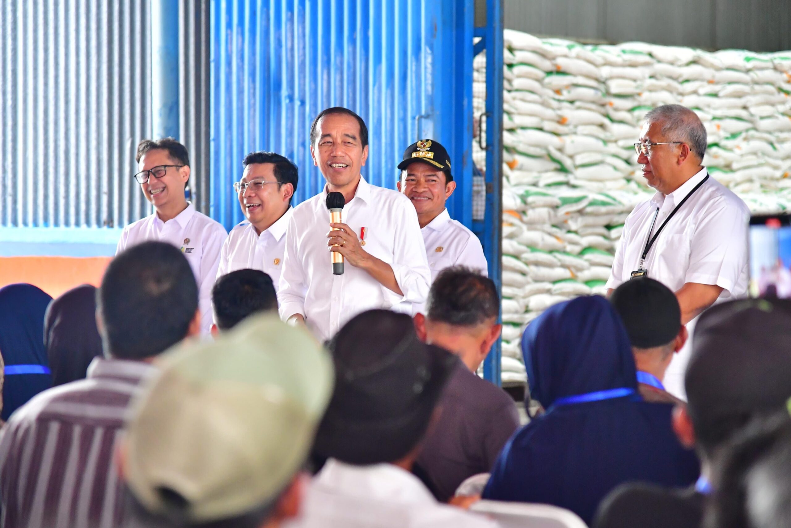Presiden Jokowi menyalurkan bantuan pangan kepada masyarakat Labuhan Batu, Sumatra Utara, 15 Maret 2024. Foto Dok. BPMI Setpres.