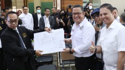 Panitera MK Muhidin menyerahkan bukti permohonan gugatan Pilpres atau PHPU perkara kepada Ketua Umum Tim hukum nasional Anies Baswedan-Muhaimin Iskandar, Ari Yusuf Amir, didampingi Kapten Timnas AMIN, Muhammad Syaugi di Ruang Sidang Mahkamah Konstitusi pada Kamis, 21 Maret 2024. Foto Humas MK/Ifa.