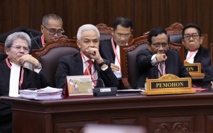 Pasangan Ganjar Pranowo-Mahfud MD bersama kuasa hukumnya Todung Mulya Lubis dan Maqdir Ismail mengikuti sidang perdana sengketa Pilpres (PHPU Presiden) 2024 di Mahkamah Konstitusi, Rabu, 27 Maret 2024. Foto MKRI/Ifa.