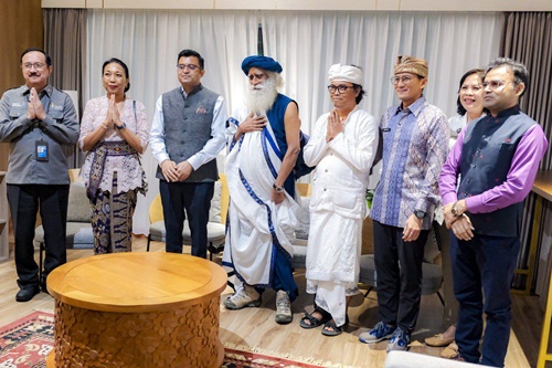 Guru yoga dan spiritual asal India, Sadhguru (nomor empat dari kiri) berkunjung ke Bali selama sepekan, 19 April 2024. Foto Kemenparekraf.