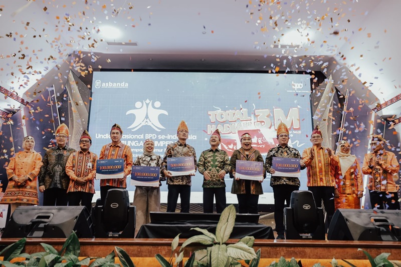 Undian Nasional Tabungan Simpeda periode kedua Tahun 2024, secara simbolis Ketua Umum Asbanda dan Dirut Bank Sumut menyerahkan hadiah kepada pemenang, Rabu, 24 April 2024. Foto Istimewa.