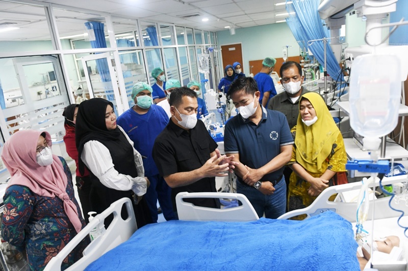 Kadis Kesehatan Alwi Mujahit Hasibuan (tiga dari kiri) mendampingi Pj Gubsu Hasanudin menjenguk pasien kurang mampu asal Sidimpuan, Sakira Nayla Lubis, 6 tahun, di RS Mitra Sejat Jalan A.H. Nasution Kota Medan pada Minggu, 4 Februari 2024. Foto Diskominfo Sumut/Fahmi Aulia.