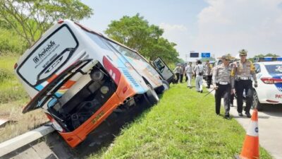 Kecelakaan bus Rosalia di Tol Batang-Semarang, KM 370 wilayah Kendal, tujuh orang tewas. Foto humas.polri.go.id.