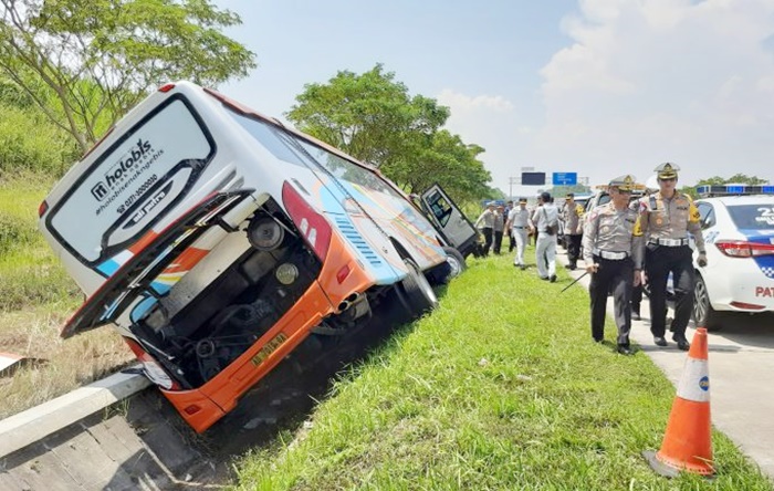 Kecelakaan bus Rosalia di Tol Batang-Semarang, KM 370 wilayah Kendal, tujuh orang tewas. Foto humas.polri.go.id.