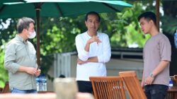 Presiden Jokowi bersama putra sulungnya, Gibran Rakabuming Raka (Wali Kota Surakarta) saat mengunjungi kawasan wisata Solo Safari, Kota Surakarta, Provinsi Jawa Tengah, pada Senin, 23 Januari 2023.Foto: BPMI Setpres/Muchlis Jr.