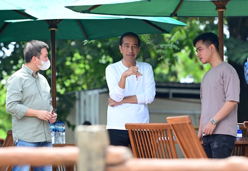 Presiden Jokowi bersama putra sulungnya, Gibran Rakabuming Raka (Wali Kota Surakarta) saat mengunjungi kawasan wisata Solo Safari, Kota Surakarta, Provinsi Jawa Tengah, pada Senin, 23 Januari 2023.Foto: BPMI Setpres/Muchlis Jr.