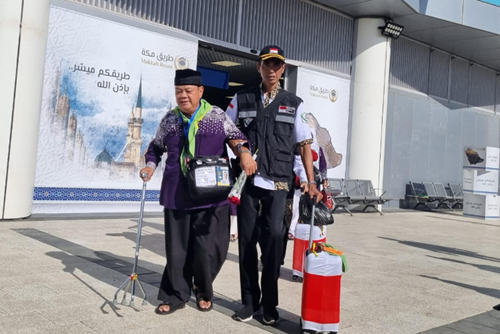 Jemaah haji dari embarkasi Jakarta – Pondok Gede (JKG-01) (kloter) I jemaah haji Indonesia telah mendarat di Bandara Amir AMAA Madinah, Ahad, 12 Mei 2024, Foto Media Center Haji.