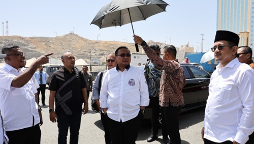 Cuaca panas saat Menteri Agama Yaqut Cholil Qoumas kunker di Makkah, 7 Mei 2024. Foto Dok. Kemenag.