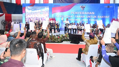 Presiden Jokowi menyerahkan sertipikat tanah elektronik kepada masyarakat Banyuwangi, Selasa, 30 April 2024. Foto BPMI Setpres.