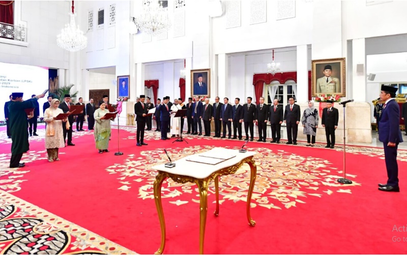 Tujuh anggota LPSK 2024-2029 mengucapkan sumpah jabatan disaksikan Presiden Joko Widodo di Istana Negara, Jakarta, Rabu, 15 Mei 2024. Foto BPMI Setpres/Vico.