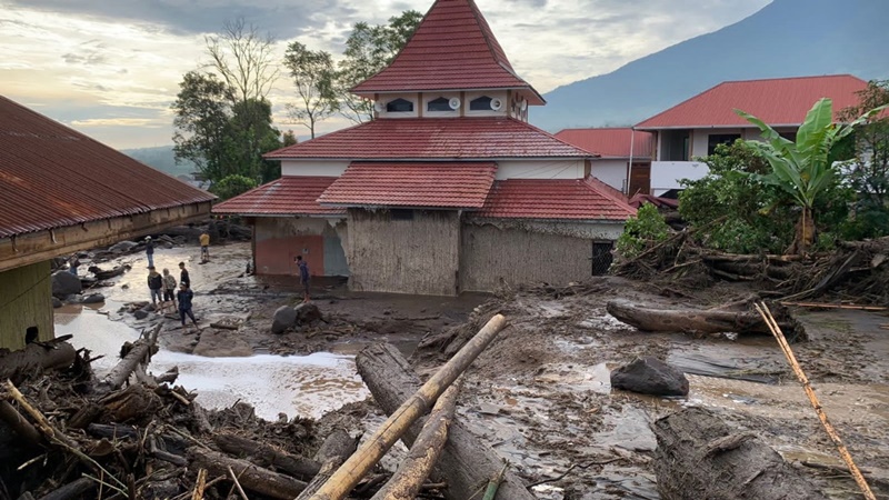 Kondisi permukiman warga dan sarana publik pasca banjir lahar Sumatera Barat yang menerjang Kabupaten Agam. Foto BPBD Kabupaten Agam.