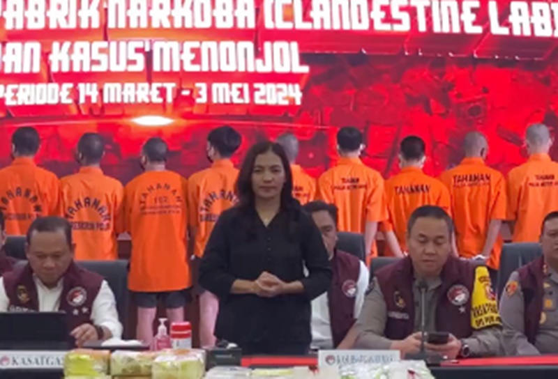 Konferensi pers pengungkapan lima pabrik narkoba sekaligus laboratorium narkoba di Bali, Jakarta dan Jatim, pada Senin, 6 Mei 2024. Foto tangkap layar Instagram Divisi Humas Polri.