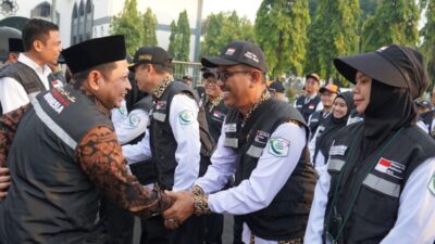 Sekjen Kemenag Muhammad Ali Ramdhani melepas keberangkatan 573 Petugas Penyelenggara Ibadah Haji 2024 ke Arab Saudi pada Rabu, 15 Mei 2024. Foto Barie/kemenag.go.id.