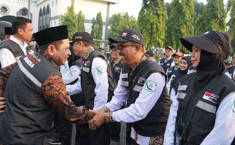 Sekjen Kemenag Muhammad Ali Ramdhani melepas keberangkatan 573 Petugas Penyelenggara Ibadah Haji 2024 ke Arab Saudi pada Rabu, 15 Mei 2024. Foto Barie/kemenag.go.id.