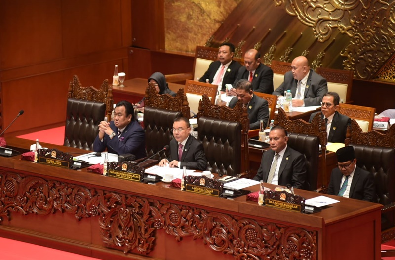Rapat paripurna DPR RI ke-18 masa persidangan V tahun sidang 2023-2024 pada Selasa, 28 Mei 2024, mengesahkan revisi UU Polri, TNI, Kementerian Negara dan Keimigrasian. Foto dpr.go.id/Oji/vel.