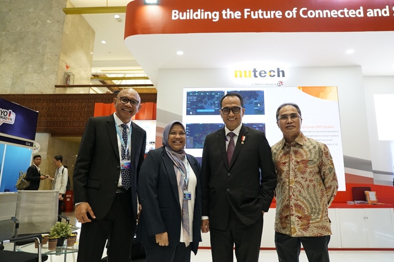 Ketua ITS William Sabandar, Direktur Utama Nutech Dina Hakiki, Menteri Perhubungan Budi Karya Sumadi, Direktur Group Business Development Telkom Honesti Basyir saat mengunjungi Booth Nutech pada ITS Asia Pacific Forum 2024. Foto Istimewa.