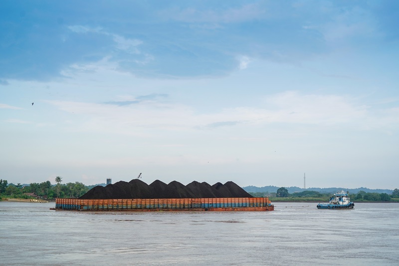 Kapal tongkang mengangkut hasil tambang batubara melintasi sungai Mahakam di Kabupaten Kutai Kartanegara, Kalimantan Timur. Foto Dok Rienews.com