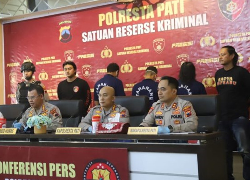Polresta Pati menetapkan tiga tersangka pengeroyokan yang menewaskan bos rental mobil Jakarta, BH di Desa Sumbersoko, Kecamatan Sukolilo, Kabupaten Pati, Jawa Tengah. Foto humas.polri.go.id.