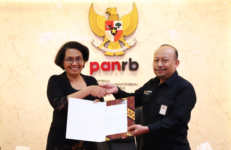 Sekretaris Jenderal Kemendikbudristek, Suharti menyerahkan naskah soal seleksi CASN 2024 dan PPPK kepada Plt. Deputi Bidang SDM Aparatur Kementerian PANRB Abdul Hakim. Foto menpan.go.id.