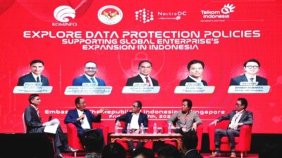Dirjen Aptika Kemenkominfo Semuel Abrijani Pangerapan (dua dari kiri) dan Direktur Group Business Development Telkom Honesti Basyir (tengah) saat menjadi panelis dalam sesi diskusi panel yang digelar NeutraDC bersama KBRI Singapura bertajuk “Explore Data Protection Policies Supporting Global Enterprise’s Expansion in Indonesia” di KBRI Singapura, Jumat, 7 Juni 2024. Foto Istimewa.