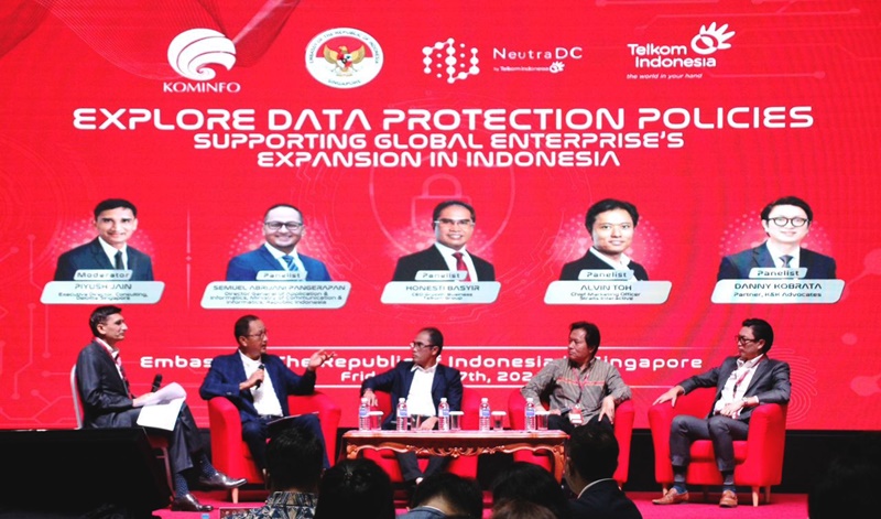 Dirjen Aptika Kemenkominfo Semuel Abrijani Pangerapan (dua dari kiri) dan Direktur Group Business Development Telkom Honesti Basyir (tengah) saat menjadi panelis dalam sesi diskusi panel yang digelar NeutraDC bersama KBRI Singapura bertajuk “Explore Data Protection Policies Supporting Global Enterprise’s Expansion in Indonesia” di KBRI Singapura, Jumat, 7 Juni 2024. Foto Istimewa.