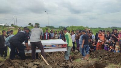 Pemakaman wartawan Sempurna Pasaribu beserta istri, anak dan cucunya, pada Jumat, 28 Juni 2024, di TPU Desa Salit, Kecamatan Tiga Panah, Karo. Foto Rienews.com.