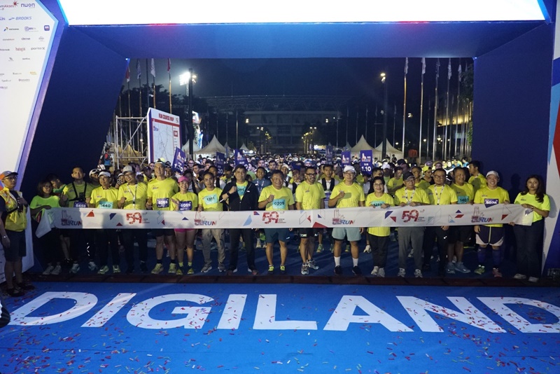 Dewan Komisaris dan Jajaran Direksi Telkom melepas peserta Digiland Run 2024 di Plaza Barat Gelora Bung Karno (GBK), pada Minggu, 28 Juli 2024. Foto Istimewa.
