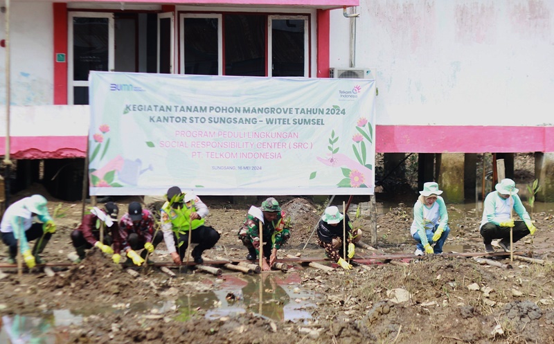 Wujudkan environmental, social, and governance (ESG), PT Telkom Indonesia melaksanakan penanaman 200 bibit mangrove di wilayah Kantor STO Telkom Sungsang, Kabupaten Banyuasin, Sumatera Selatan. Foto Istimewa.