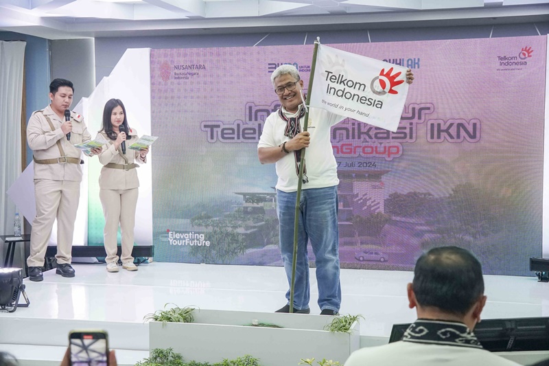 Direktur Network & IT Solution Telkom, Herlan Wijanarko saat rehearsal test infrastruktur telekomunikasi mendukung dan menyukseskan HUT RI ke-79 Tahun di IKN. Foto Istimewa.